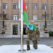 Le président azerbaïdjanais Ilham Aliev embrasse le drapeau national azerbaïdjanais dans la ville de Stepanakert, en Azerbaïdjan.