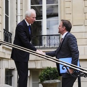 Stéphane Dion serra la main au ministre français Marc Ferracci à l'extérieur de la résidence officielle de l'ambassadeur du Canada en France.