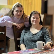 Deux femmes autour d'une table.