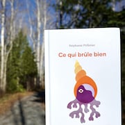 Une couverture de livre devant une forêt.