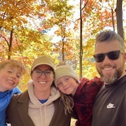 Égoportrait de la famille Gougeon l'automne.