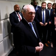 Steve Scalise s'adresse aux médias.