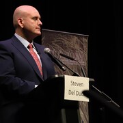 Le chef progressiste-conservateur Doug Ford s'en prend à son vis-à-vis libéral au cours du débat des chefs à North Bay.