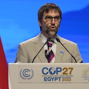 Steven Guilbeault prononce une allocution à la COP27. 