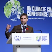 Steven Guilbeault s'exprimant à un pupitre, à la COP26.