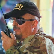 Stewart Rhodes avec un talkie-walkie.