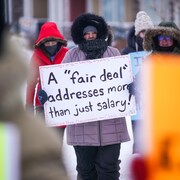 Des enseignants font la grève à Saskatoon, en Saskatchewan, le 22 janvier 2024.
