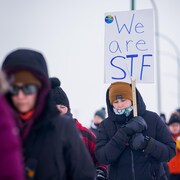 Des enseignants font la grève à Saskatoon, en Saskatchewan, le 22 janvier 2024.