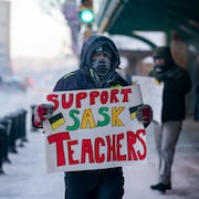 Des membres de la Fédération des enseignants de la Saskatchewan (STF) manifestent au centre-ville de Saskatoon lors d'une grève provinciale d'une journée organisée par la STF. Le 16 janvier 2024.