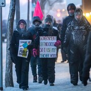 Des membres de la Fédération des enseignants de la Saskatchewan (STF) manifestent au centre-ville de Saskatoon. Le 16 janvier 2024.