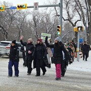 Des membres de la Fédération des enseignants de la Saskatchewan (STF) manifestent à Regina. Le 22 janvier 2024.