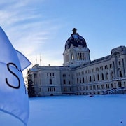 Le drapeau de la STF devant l'Assemblée législative à Regina. 