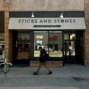 Le bâtiment du restaurant Sticks and Stones.