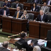 La cheffe du NPD de l'Ontario, Marit Stiles, regarde de l'autre côté de la chambre vers le premier ministre Doug Ford.