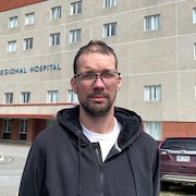 Jeffery Stone devant l'hôpital.