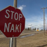 Un panneau d'arrêt indique à la fois « stop » et sa traduction crie, « nakî ».