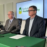 Le président-directeur général de la SHA, Andrew Will (à gauche) et le vice-président d'Integrated Saskatoon Health, John Ash (à droite), lors d'une conférence de presse à Saskatoon. Le 14 novembre 2023.