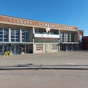 Façade de l'aréna communautaire de Sudbury.