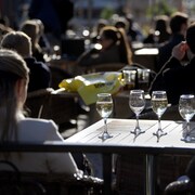 Des clients attablés sur une terrasse à Stockholm, le 26 mars 2020.