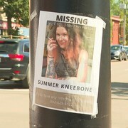Une affiche de personne disparue avec la photo de Summer Kneebone, sur un poteau de téléphone.