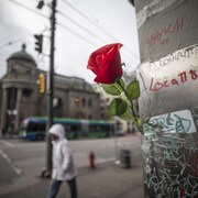 Une rose accrochée à la mémoire des victimes de la crise des opioïdes à Vancouver. 