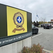 L'affiche de la Sûreté du Québec indiquant Poste principal de la MRC de la Vallée-de-l'Or.