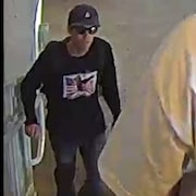 Un homme portant des lunettes de soleil et une casquette.