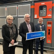 Suzanne Blais, Pierre Dufour et Daniel Bernard dans un entrepôt.