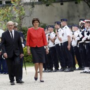 La nouvelle ministre des Armées de la France, Sylvie Goulard, passe en revue la garde d’honneur en compagnie de son prédécesseur, Jean-Yves Le Drian, durant une cérémonie de passation des pouvoirs à Paris le 17 mai 2017. 