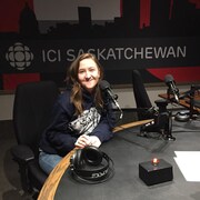 Sylvie Walker, dans les studios d'ICI Saskatchewan, sourit pour la photographe.