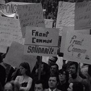 Foule au Forum avec des pancartes portant l'inscription : Front commun solidarité.