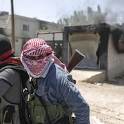 Des combattants bédouins se déploient dans le village de Mazraa, à la périphérie de la ville de Sweida, lors d'affrontements entre les clans bédouins et les milices druzes, dans le sud de la Syrie, le vendredi 18 juillet 2025. 