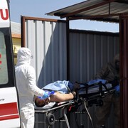 Une victime d'une présumée attaque à l'arme chimique dans le nord de la Syrie est transportée sur un brancard.