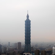 Le gratte-ciel Taipei 101 vu de loin, avec le centre-ville de Taipei.