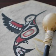 Un tambour autochtone sur lequel est dessiné un oiseau.