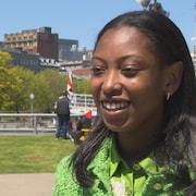 Tatiana Auguste sur les quais au Vieux-Port de Montréal.