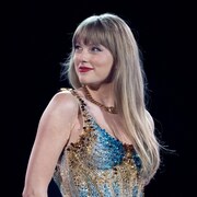 La chanteuse Taylor Swift sourit sur scène. 