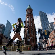 Des participants d'une édition ultérieure du TCS Toronto Waterfront Marathon près des rues Front Est et Church.