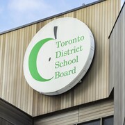 Le sigle du TDSB sur un de ses bâtiments.