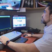 Un technologue au travail au département de radio-oncologie de l'hôpital de Rimouski