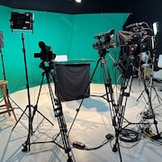 Un studio de télévision.