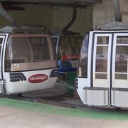 Deux télécabines arborant le logo de Tremblant. 