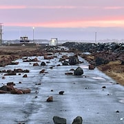 Des roches jonchent le chemin d'accès menant au quai de Le Goulet, près de Shippagan.