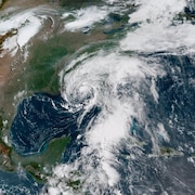 Le centre de la tempête s'approche très près de la côté nord du golfe du Mexique.