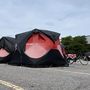 Des tentes près du Centre Robert-Guertin, à Gatineau