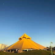 L'agora de la tente jaune sur le site du Vieux-Quai de Sept-Îles.