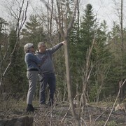 Martin Maisonneuve avec la journaliste de La Facture sur le terrain prévu pour leur nouvelle résidence. 