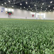 Vue de près d'un terrain de soccer synthétique intérieur.