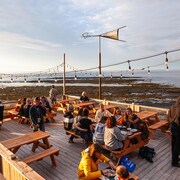 Une vingtaine de personnes profitent de la terrasse.