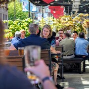 Des clients sont sur la terrasse d'un restaurant du quartier Yaletown de Vancouver le 14 juillet 2022.
